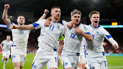 Edin Džeko celebra con sus compañeros de selección en el partido de Gales ante Bosnia y Herzegovina | AP
