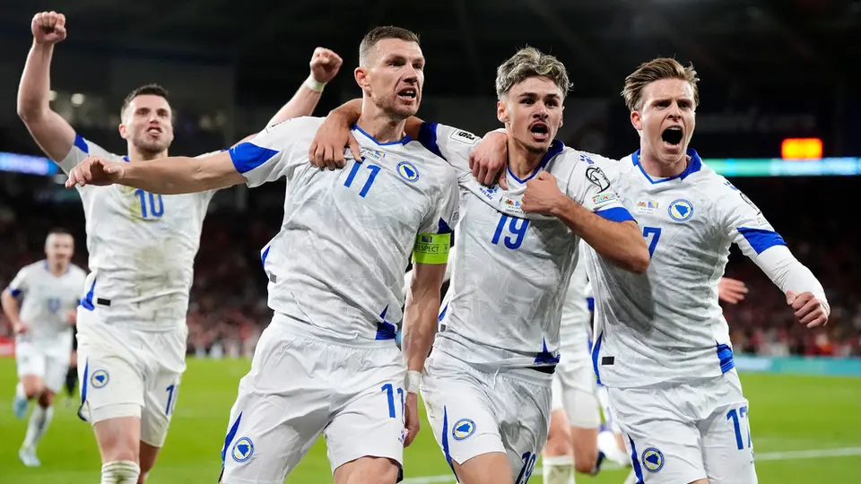 Edin Džeko celebra con sus compañeros de selección en el partido de Gales ante Bosnia y Herzegovina | AP