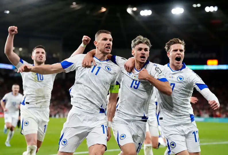 Edin Dzeko celebra con sus compañeros de selección en el partido de Gales ante Bosnia y Herzegovina | AP