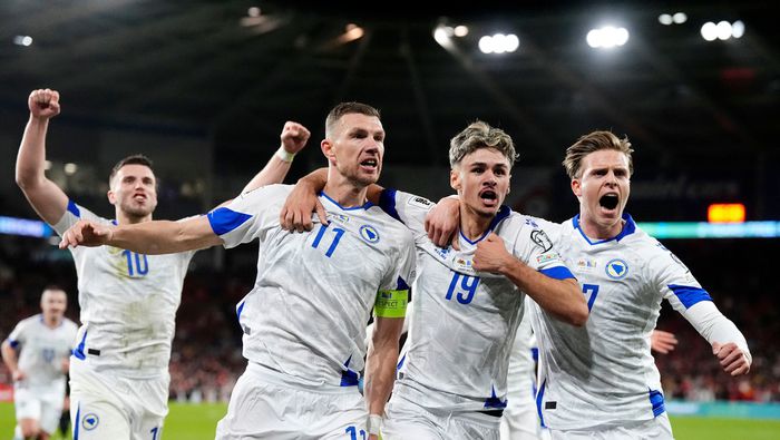 Edin Dzeko celebra con sus compañeros de selección en el partido de Gales ante Bosnia y Herzegovina | AP