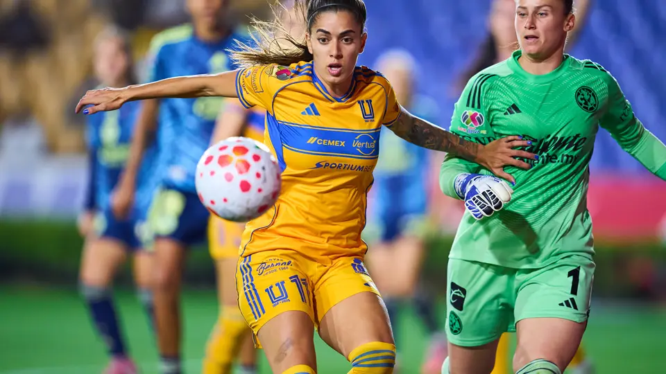 Jheniffer Da Silva de Tigres pelando un balón contra Sandra Paños, portera del América I MEXSPORT