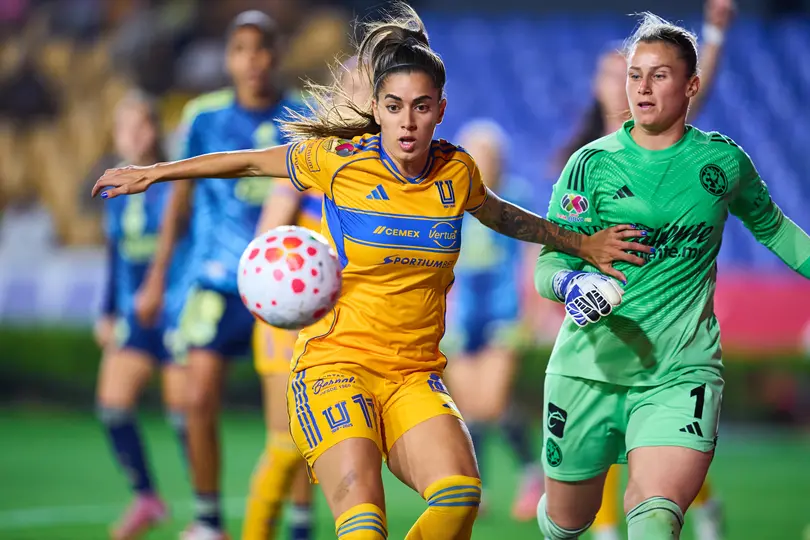 Jheniffer Da Silva de Tigres pelando un balón contra Sandra Paños, portera del América I MEXSPORT