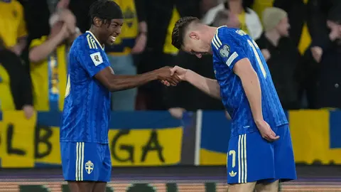 Viktor Gyokeres y Anthony Elanga de Suecia celebran tras anotar gol ante Ucrania | AP
