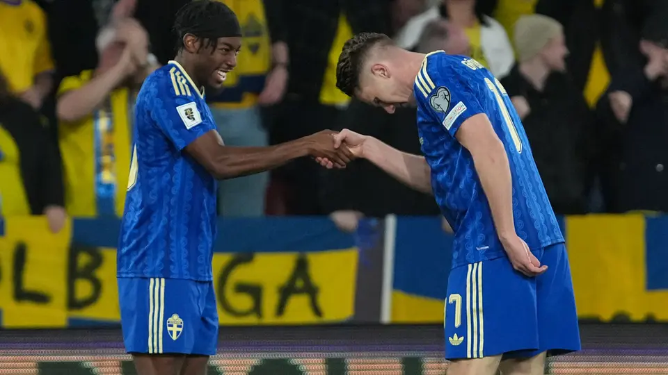 Viktor Gyokeres y Anthony Elanga de Suecia celebran tras anotar gol ante Ucrania | AP