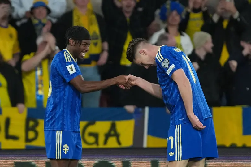 Viktor Gyokeres y Anthony Elanga de Suecia celebran tras anotar gol ante Ucrania | AP
