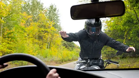 Nuevo fraude de montachoques en CDMX: usan motos para provocar choques y extorsionar