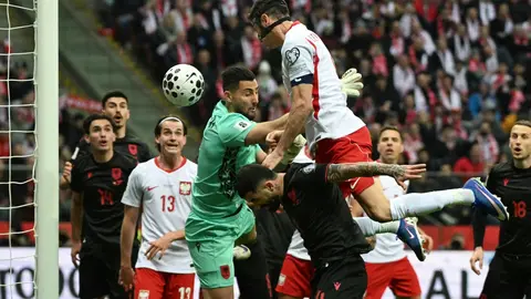 Robert Lewandowski anotando ante Albania l AFP