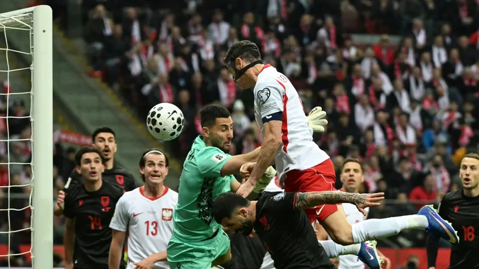 Robert Lewandowski anotando ante Albania l AFP