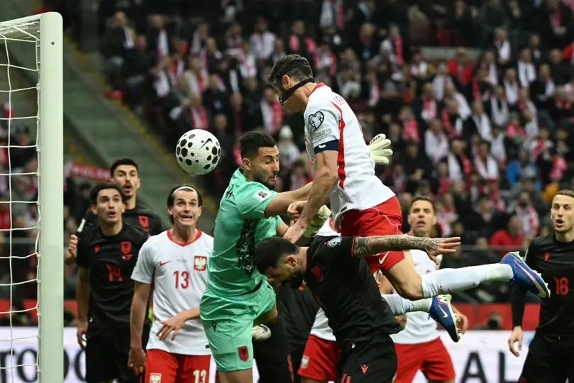 Robert Lewandowski anotando ante Albania l AFP