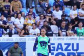 ¡Un crack! Keylor Navas regala agua a un aficionado en el Pachuca vs Pumas