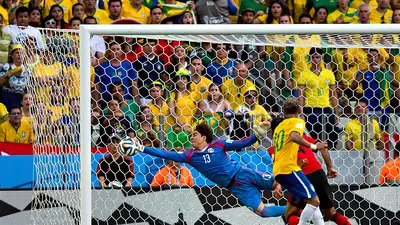A 44 días del Mundial: La atajada de Memo Ochoa a Neymar en Brasil 2014, que la FIFA comparó con la 'Atajada del Siglo' de Gordon Banks