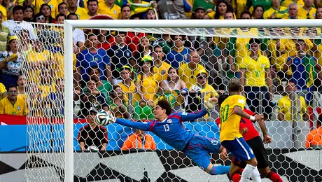 A 44 días del Mundial: La atajada de Memo Ochoa a Neymar en Brasil 2014, que la FIFA comparó con la 'Atajada del Siglo' de Gordon Banks