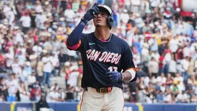 Como en casa: Padres saltan al juego ante Arizona con playera conmemorativa de México