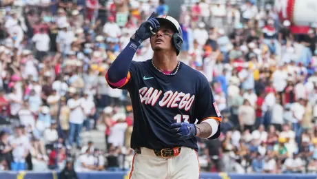 Como en casa: Padres saltan al juego ante Arizona con playera conmemorativa de México