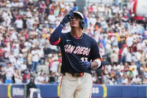 Como en casa: Padres saltan al juego ante Arizona con playera conmemorativa de México