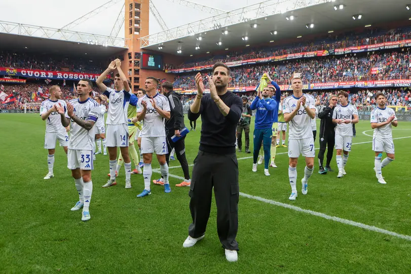 Cesc Fábregas y jugadores de Como 1907 celebran ante Genoa en la Serie A | AP