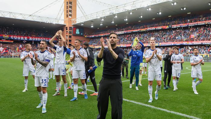 Cesc Fábregas y jugadores de Como 1907 celebran ante Genoa en la Serie A | AP