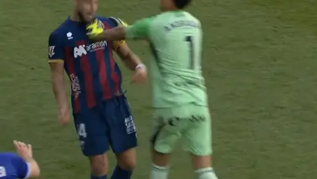 Esteban Andrada rompe el silencio tras puñetazo a rival en Segunda División de España