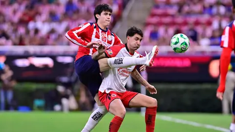 Campillo peleando el balón ante un rival de Tijuana | MexSport
