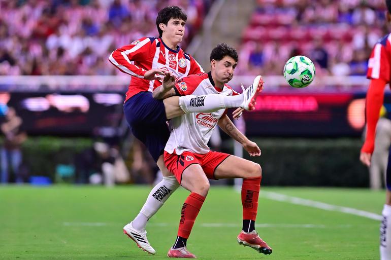 Campillo peleando el balón ante un rival de Tijuana | MexSport