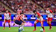 ¡Pésimo cierre! Chivas no pasa del empate ante Xolos y pierde el liderato en la última jornada