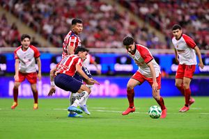 ¡Pésimo cierre! Chivas no pasa del empate ante Xolos y pierde el liderato en la última jornada