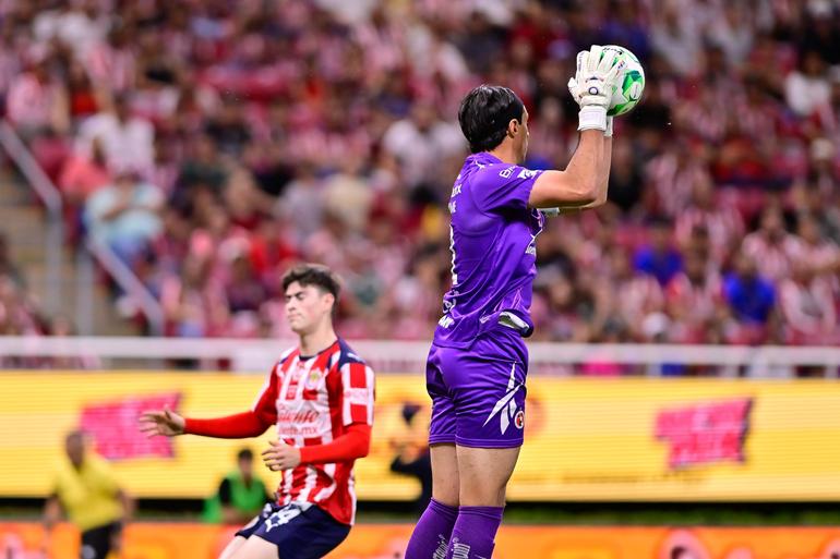 Toño Rodríguez impidiendo que Hormiga pueda rematar | MexSport