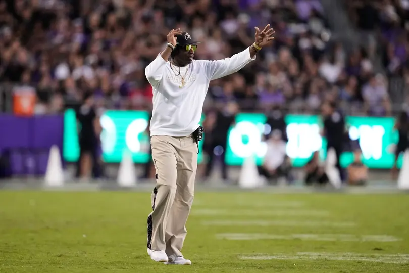 Deion Sanders, entrenador en jefe de Colorado Buffaloes | AP