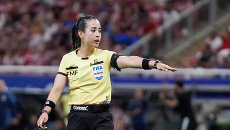 Katia Itzel García en nueva polémica: recibe insultos de la afición y no marca penalti ante Chivas