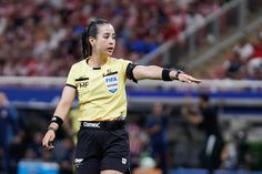 Katia Itzel García en nueva polémica: recibe insultos de la afición y no marca penalti ante Chivas