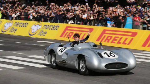 Franco Colapinto en una réplica del auto de F1 conducido por Juan Manuel Fangio | AP