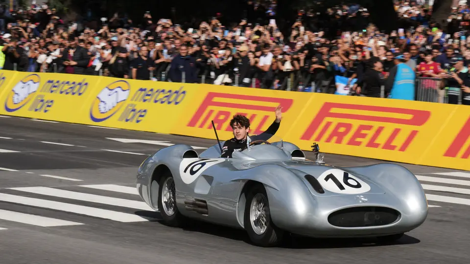 Franco Colapinto en una réplica del auto de F1 conducido por Juan Manuel Fangio | AP