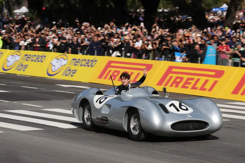 Franco Colapinto en una réplica del auto de F1 conducido por Juan Manuel Fangio | AP