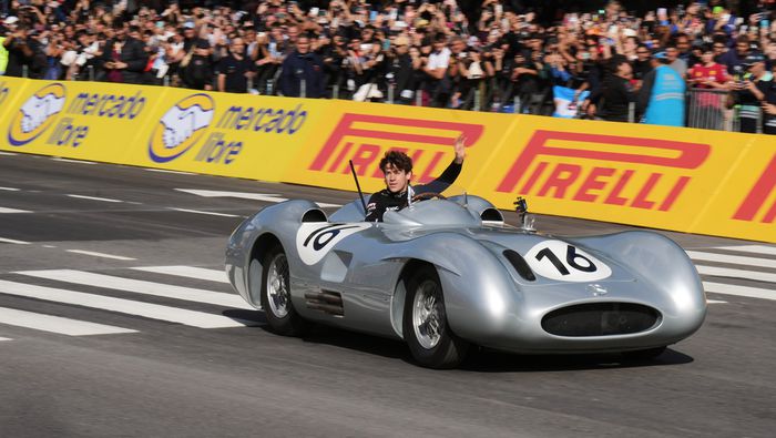 Franco Colapinto en una réplica del auto de F1 conducido por Juan Manuel Fangio | AP