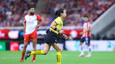Katia Itzel García en nueva polémica: recibe insultos de la afición y no marca penalti ante Chivas