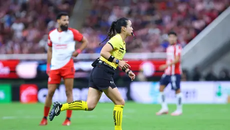 Katia Itzel García en nueva polémica: recibe insultos de la afición y no marca penalti ante Chivas