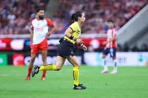 Katia Itzel García en nueva polémica: recibe insultos de la afición y no marca penalti ante Chivas