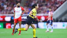 Katia Itzel García en nueva polémica: recibe insultos de la afición y no marca penalti ante Chivas