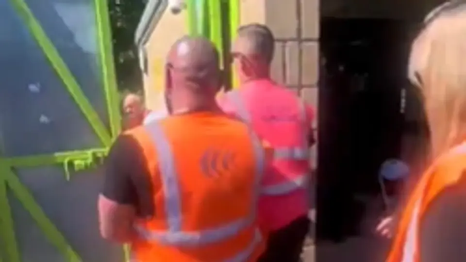 Así fue sacado el aficionado del inmueble en Inglaterra l CAPTURA