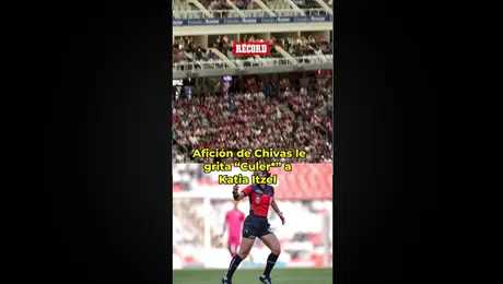 La afición de Chivas se mete con la árbitra Katia Itzel García