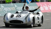Franco Colapinto en una réplica del auto de F1 conducido por Juan Manuel Fangio | AP