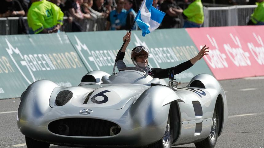 Franco Colapinto en una réplica del auto de F1 conducido por Juan Manuel Fangio | AP