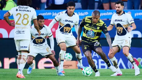 Pumas defendiendo con todo los ataques de Pachuca