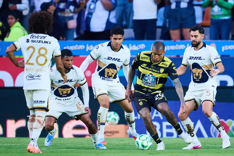 Pumas defendiendo con todo los ataques de Pachuca