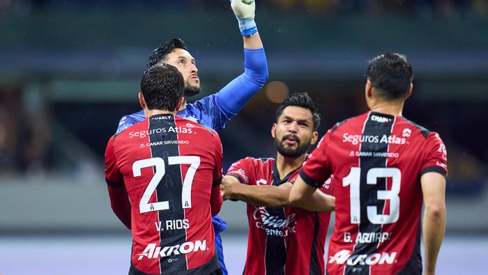 Camilo Vargas celebra tras detener un penalti ante América | MEXSPORT
