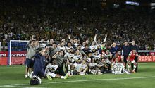 ¡Fiesta en el autobús! Pumas celebra el liderato con toda la plantilla