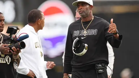 Deion Sanders, entrenador en jefe de Colorado Buffaloes | AP