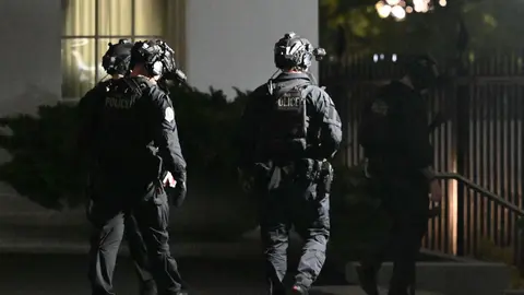 El sospechoso, Cole Thomas Allen, portaba armas al momento de ser interceptado por el Servicio Secreto./ AFP