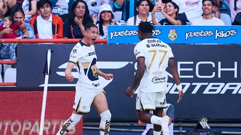 Uriel Antuna celebrando con Jesús Ángulo su gol ante Pachuca | MEXSPORT