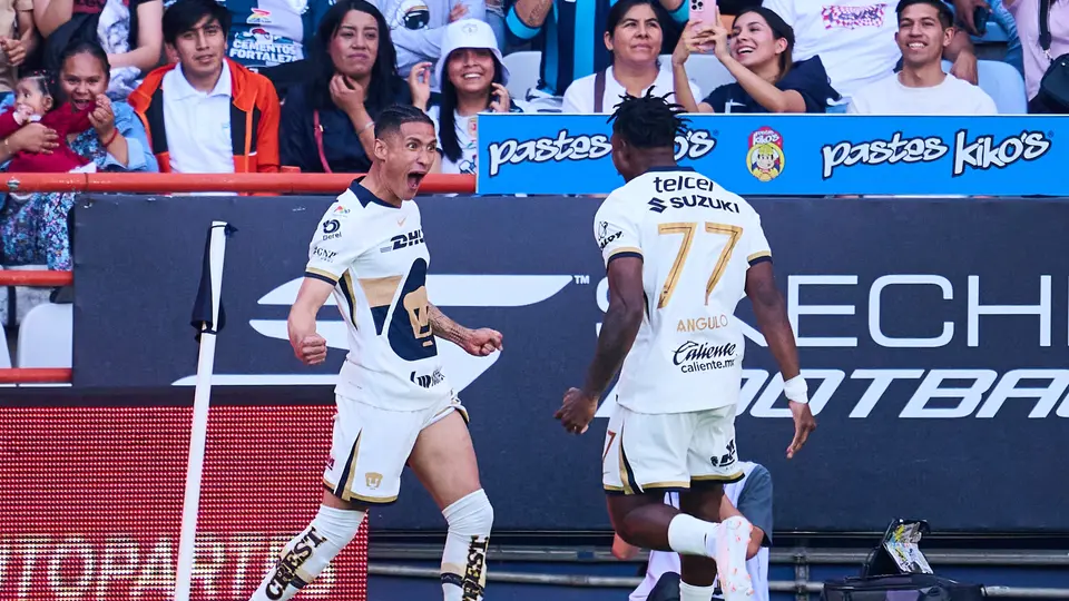 Uriel Antuna celebrando con Jesús Ángulo su gol ante Pachuca | MEXSPORT